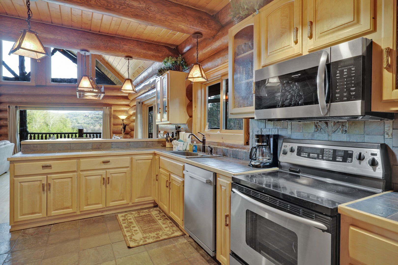 Waters Edge Lodge bathroom with jacuzzi tub